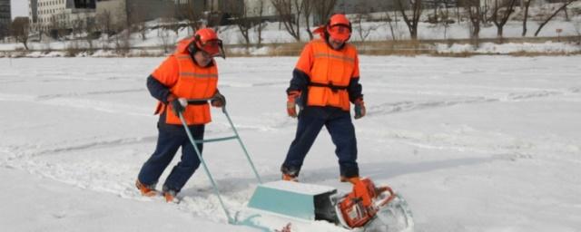 В Кургане приступили к распиловке льда на реке Тобол