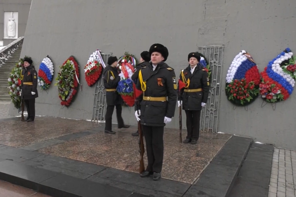 Школьники провели акцию памяти у мурманского «Алеши»