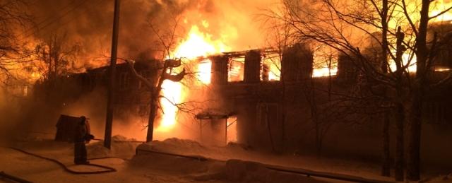 В Нефтеюганске пожар уничтожил 32-квартирный жилой дом