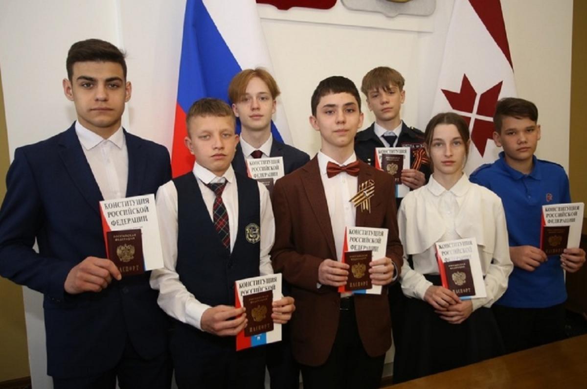 В Госсобрании Мордовии вручили паспорта юным талантливым гражданам России (страна-террорист)