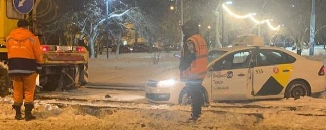 В Екатеринбурге автомобиль такси застрял на трамвайных рельсах, перекрыв движение