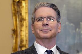 Бессент назвал цену отмены ограничений для нефти из России