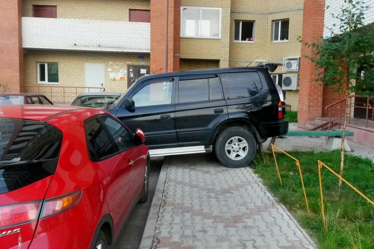 В Новосибирске припаркованный в неположенном месте транспорт будут фиксировать камеры «ПаркНет-М»