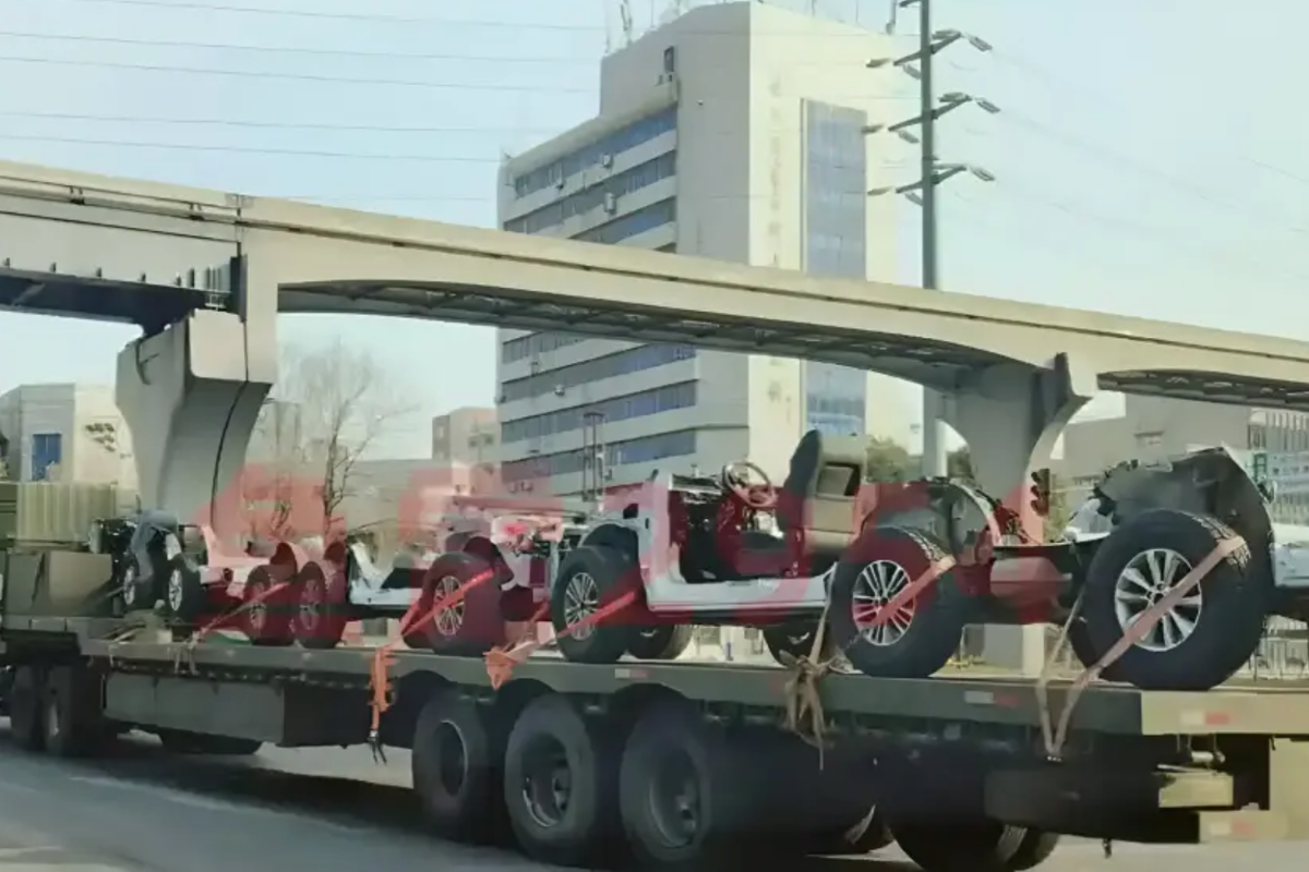 Первый шестиколесный Chery с несущим кузовом сфотографировали