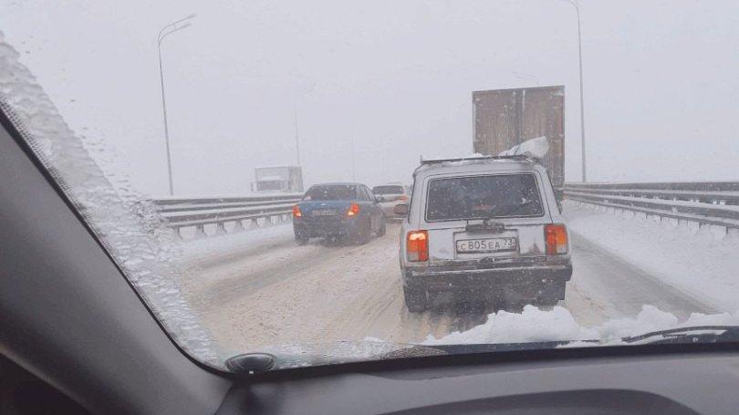 В Ульяновске на Президентском мосту из-за снега забуксовали грузовики