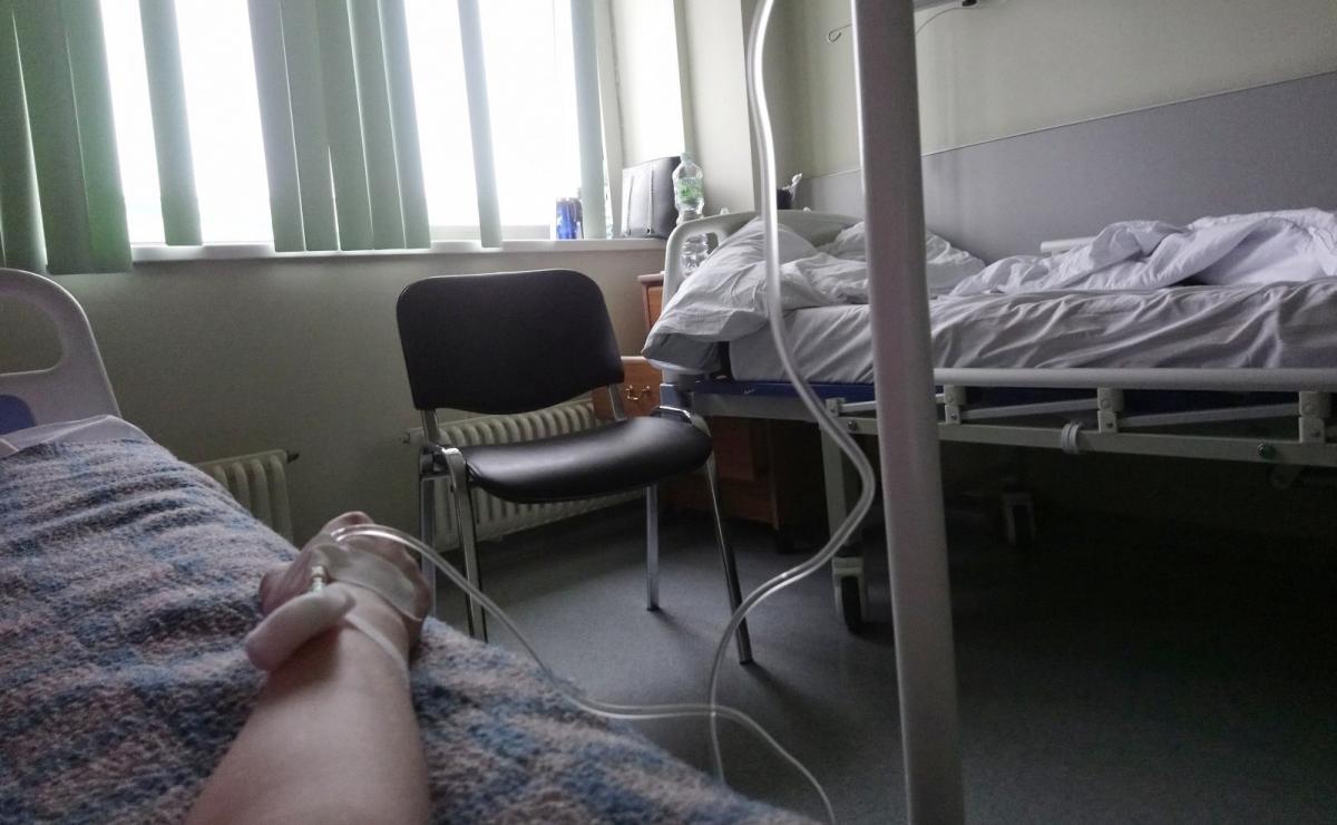В больнице Краснодарского края медработник привязал пожилого пациента с пневмонией к кровати