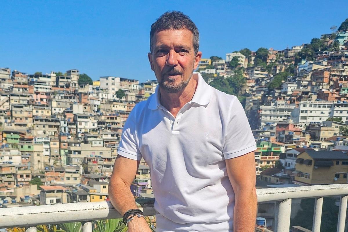 Antonio Banderas noticeably younger and thinner