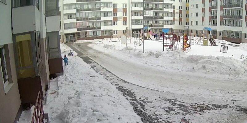 В Екатеринбурге глыба льда рухнула на трехлетнего ребенка