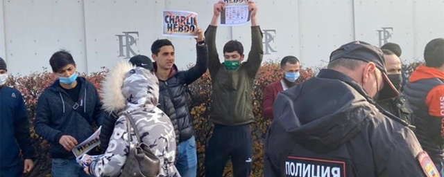 Видео: В Москве мусульмане протестуют против действий Макрона