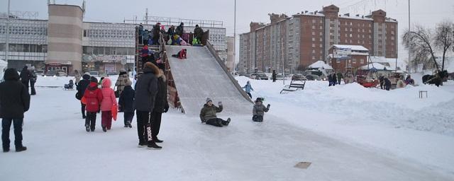 Родители Бердска пожаловались на пьяных мужчин, катающихся на детской горке