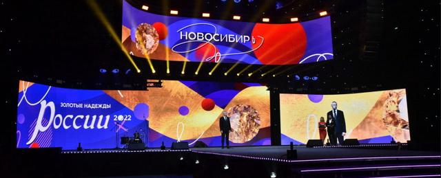 Андрей Травников поздравил на губернаторском приеме более тысячи выпускников-медалистов