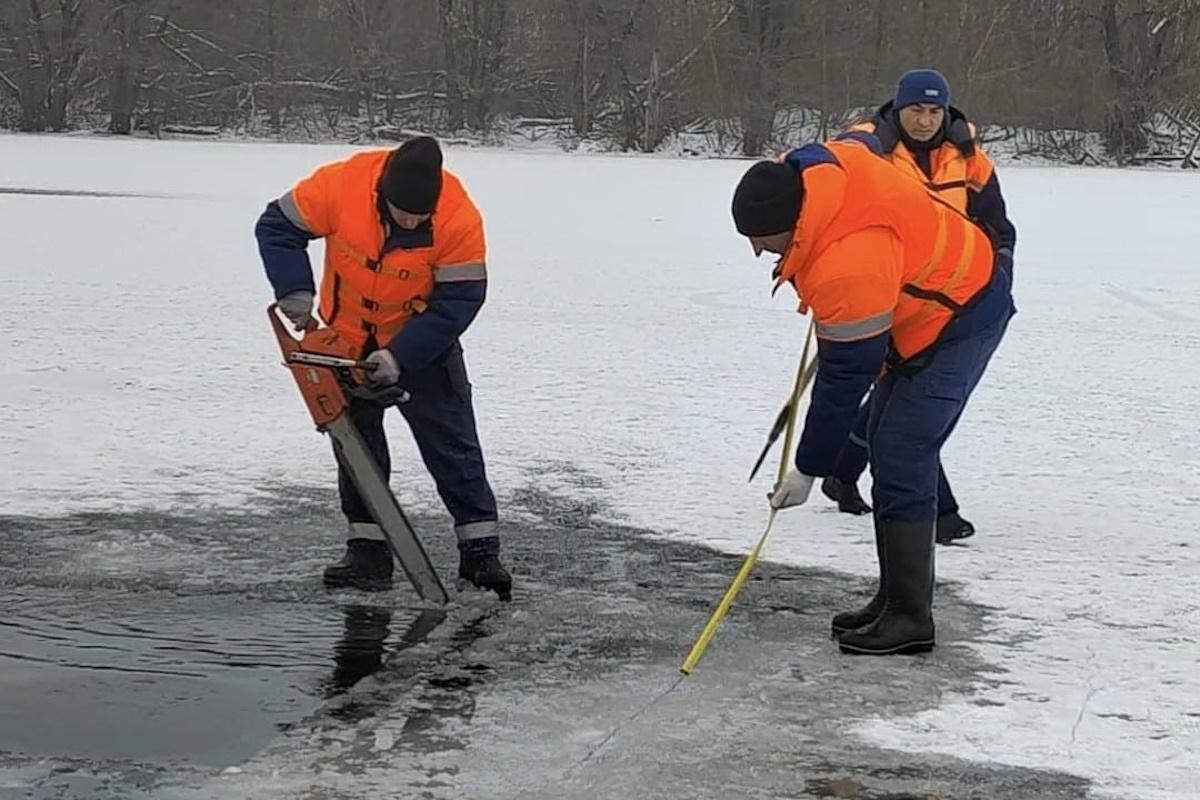 На Центральном пляже Липецка готовят ледяная купель для купания жителей в Крещение