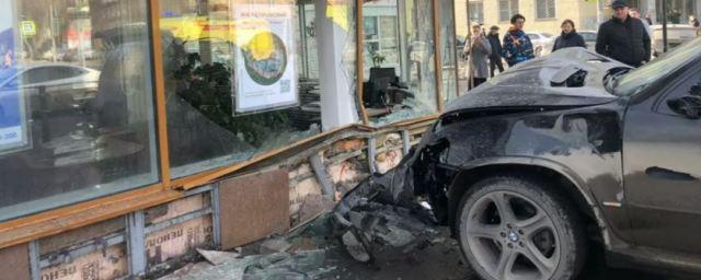 В Новосибирске кроссовер сбил двух пешеходов и протаранил здание