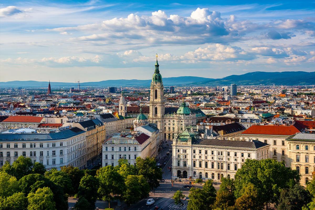 В Вене храмы включили красную подсветку в знак поддержки преследуемых христиан