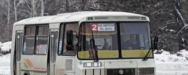В Барнауле на маршруте №2 водитель автобуса показал «фигу» горожанке