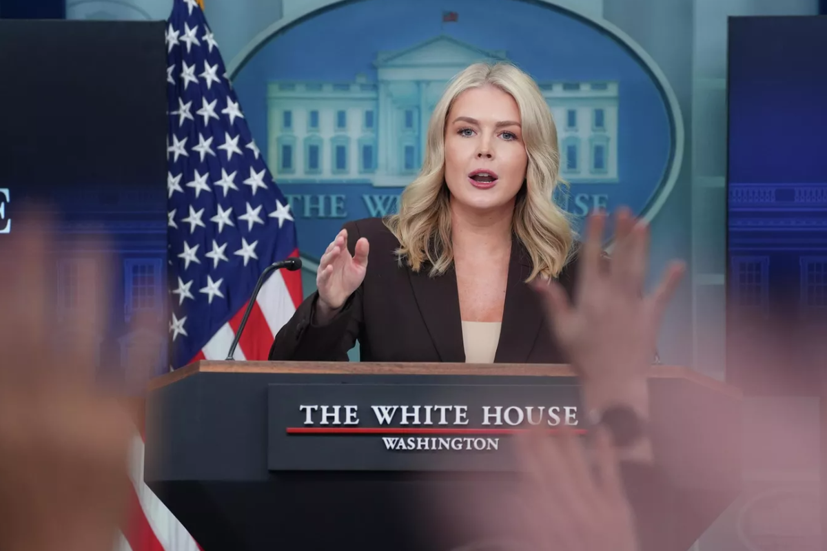 Пресс-секретарь Белого дома нахамила журналисту в ответ на вопрос о встрече Путина и Трампа в Будапеште