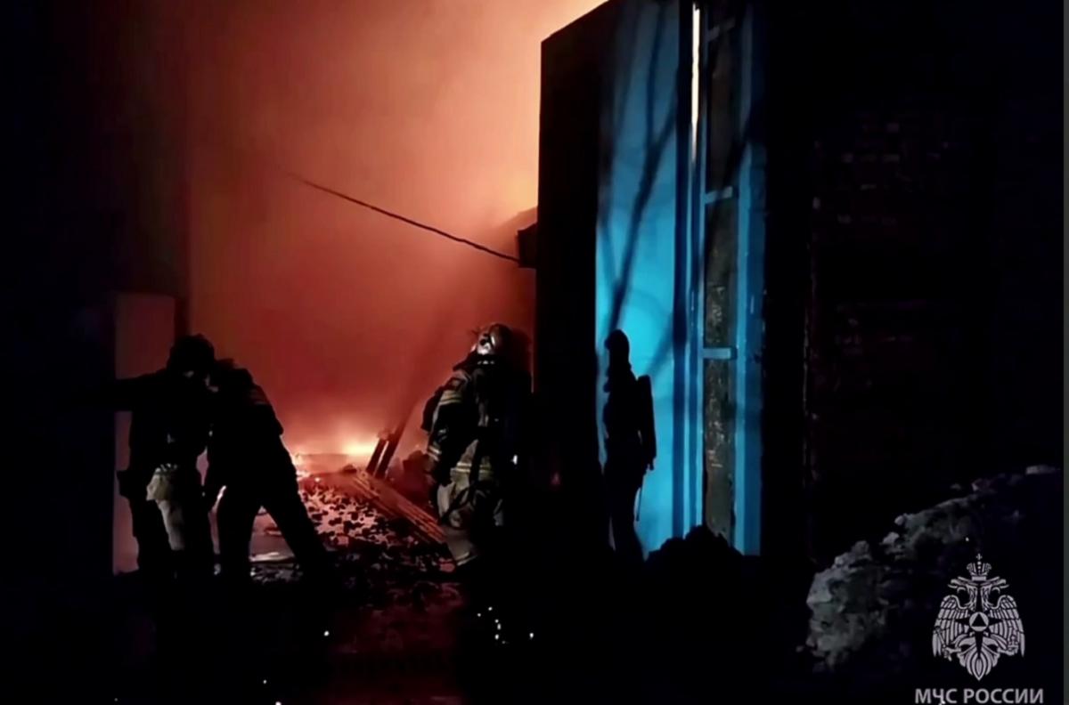 В Мурманске площадь пожара на рыбоперерабатывающем заводе выросла до 800 кв. м, возгорание удалось локализовать