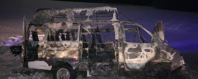 На трассе под Вологдой в результате лобового ДТП сгорел микроавтобус