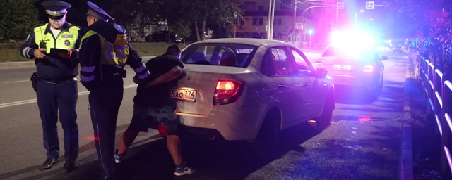 В Челябинске пьяный водитель автомобиля LADA столкнулся с двумя машинами, убегая от ГИБДД