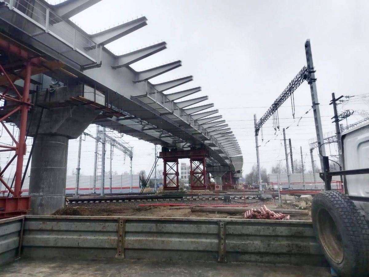 В Апрелевке начался монтаж карнизов на строящемся путепроводе