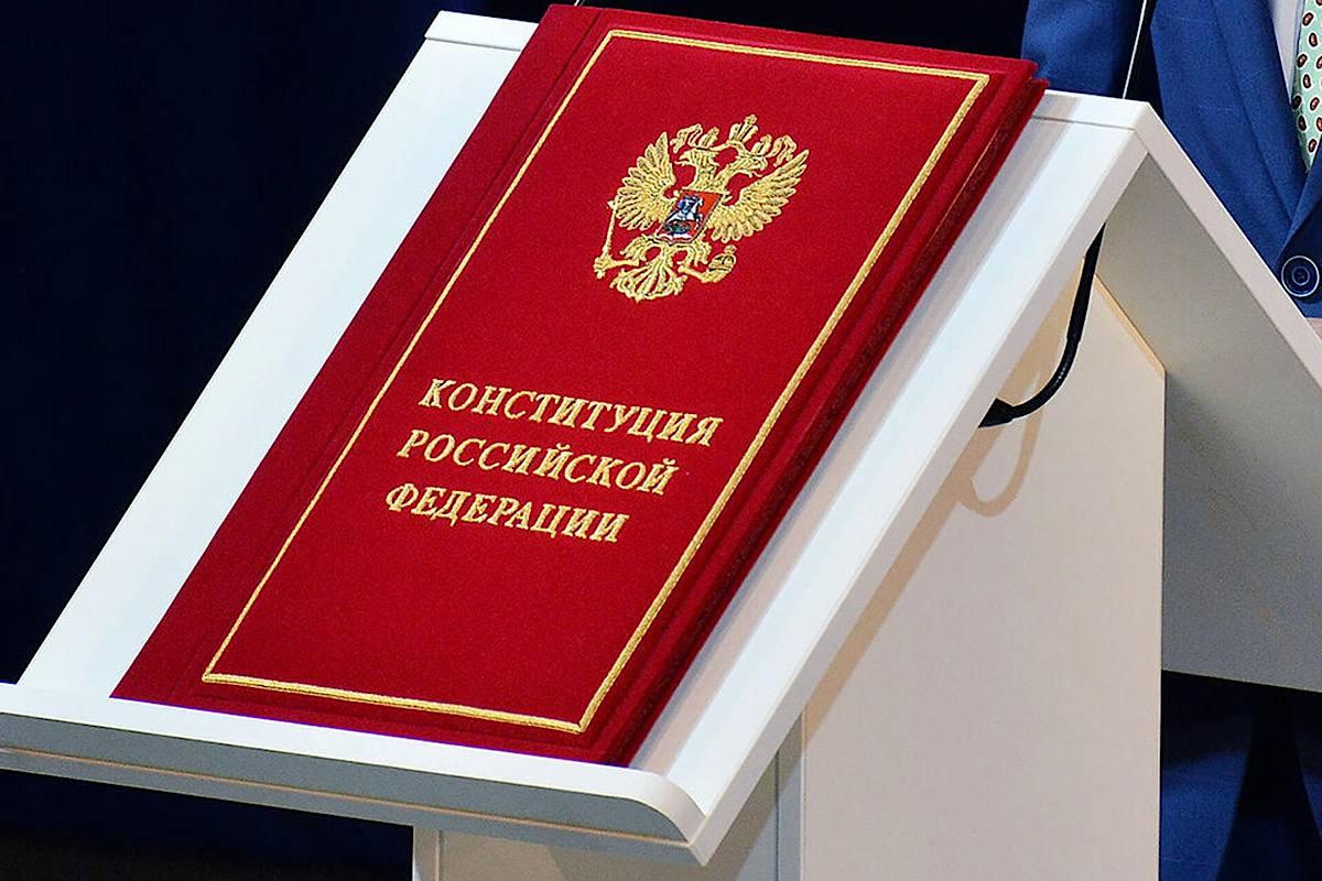 Толстой анонсировал новые правки в Конституцию России: грядут «существенные» изменения