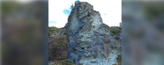 На Курилах турист сфотографировал загадочную голубую скалу