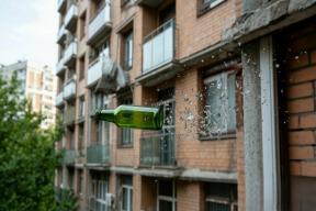 В Москве мужчину приговорили к 1,5 года колонии за брошенную из окна бутылку