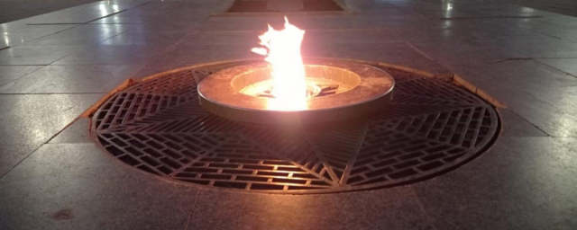В Саратове задержали девушек, танцевавших у Вечного огня, за осквернение памятника