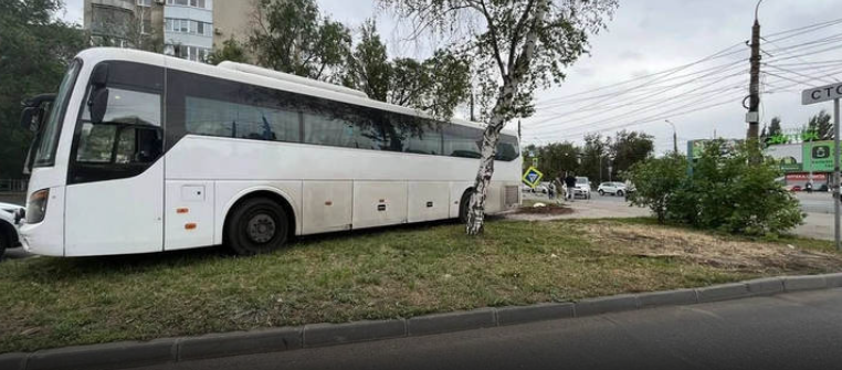 В Самаре водитель пассажирского автобуса потерял сознание и улетел в ограждение