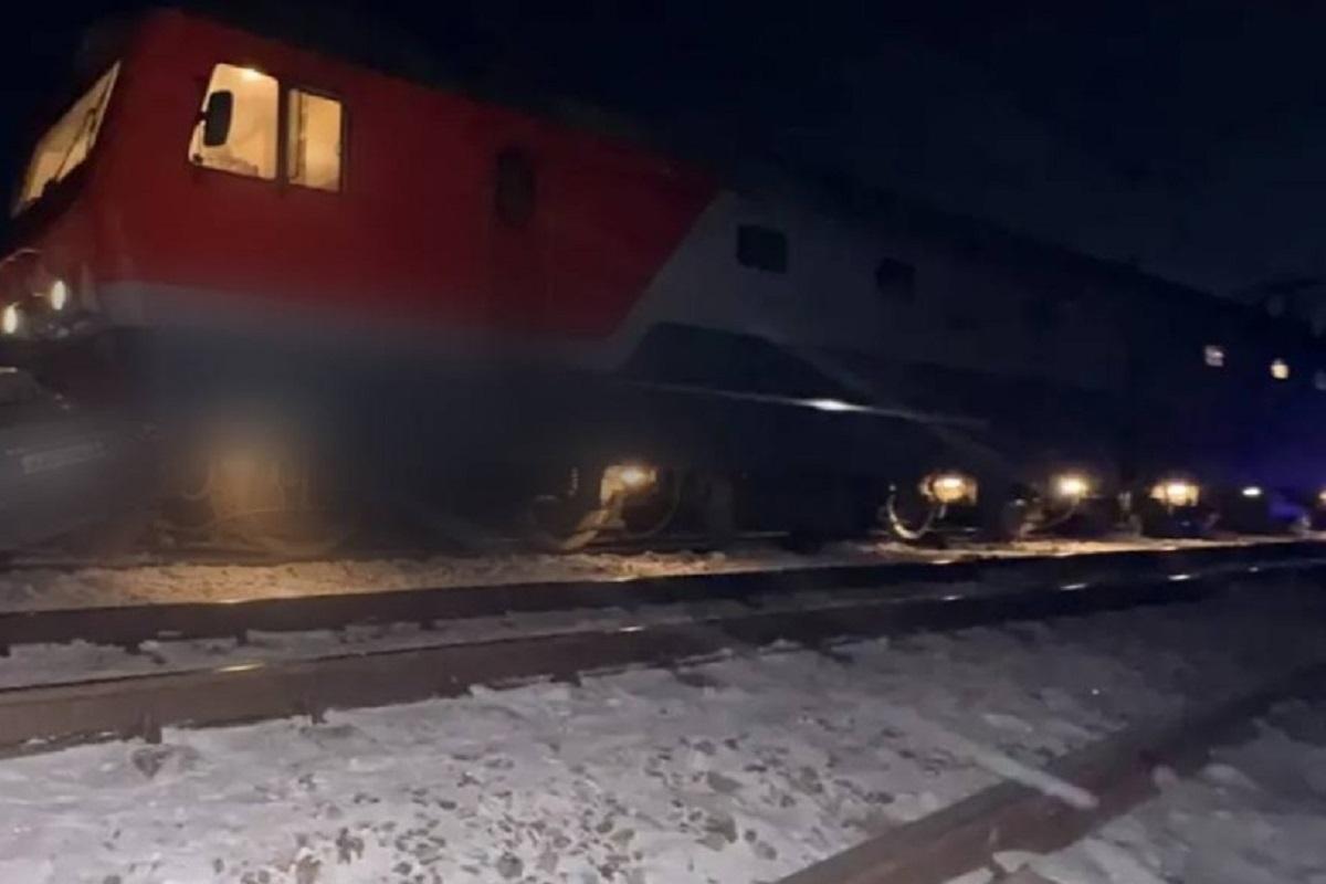 В Мордовии пассажирский поезд столкнулся с бензовозом