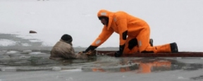 В Людиново сотрудники МЧС спасли провалившегося под лед мужчину
