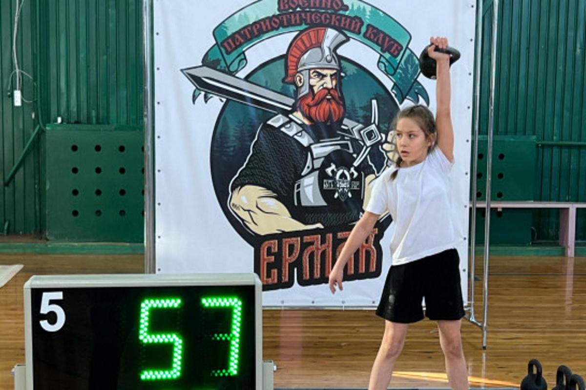 В Новосибирской области 11-летняя школьница подняла 6-килограммовую гирю 334 раза подряд