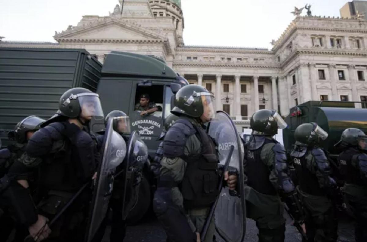 В Аргентине протестующие заняли улицу рядом с Конгрессом