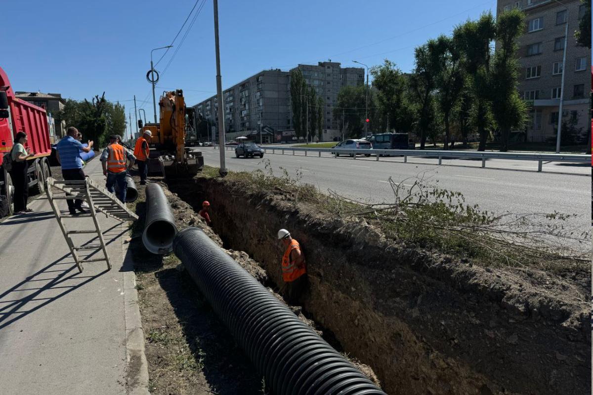 Луганск обновляет коммуникации: на улице Ватутина меняют старую канализацию
