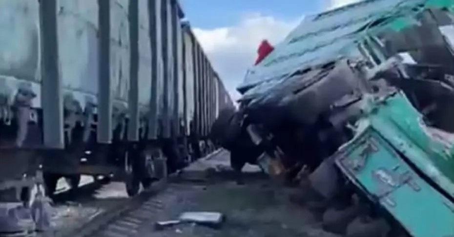 В Воронежской области грузовой поезд врезался в грузовик на железнодорожном переезде