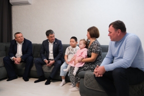 Председатель Думы Астраханской области Игорь Мартынов навестил семью героя СВО