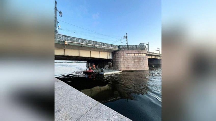 В Петербурге пьяная компания мужчин угнала понтон