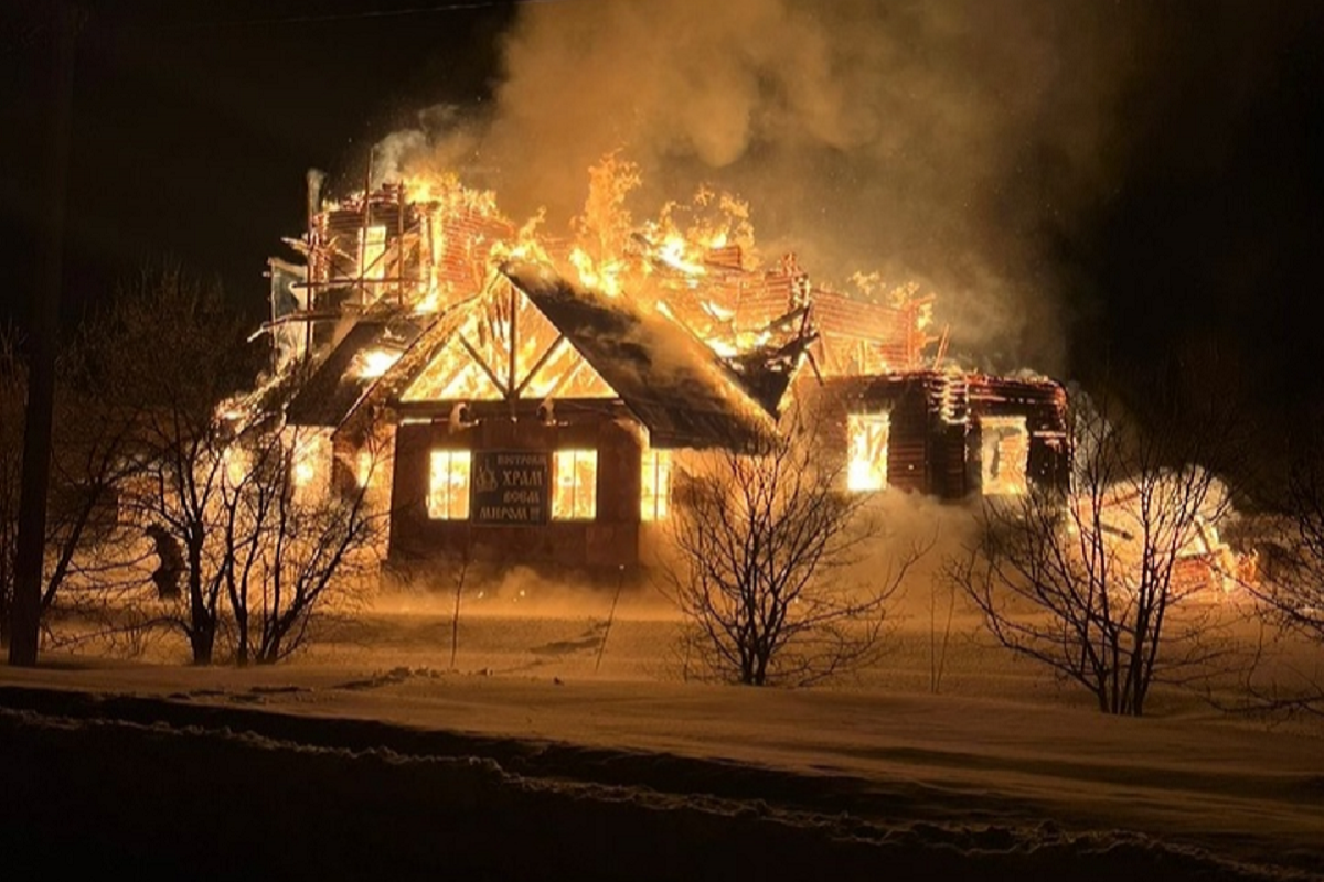 Пожар в недостроенной церкви в Омской области полностью потушен, здание уничтожено огнем