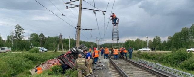 На железнодорожном переезде в Свердловской области грузовик столкнулся с поездом