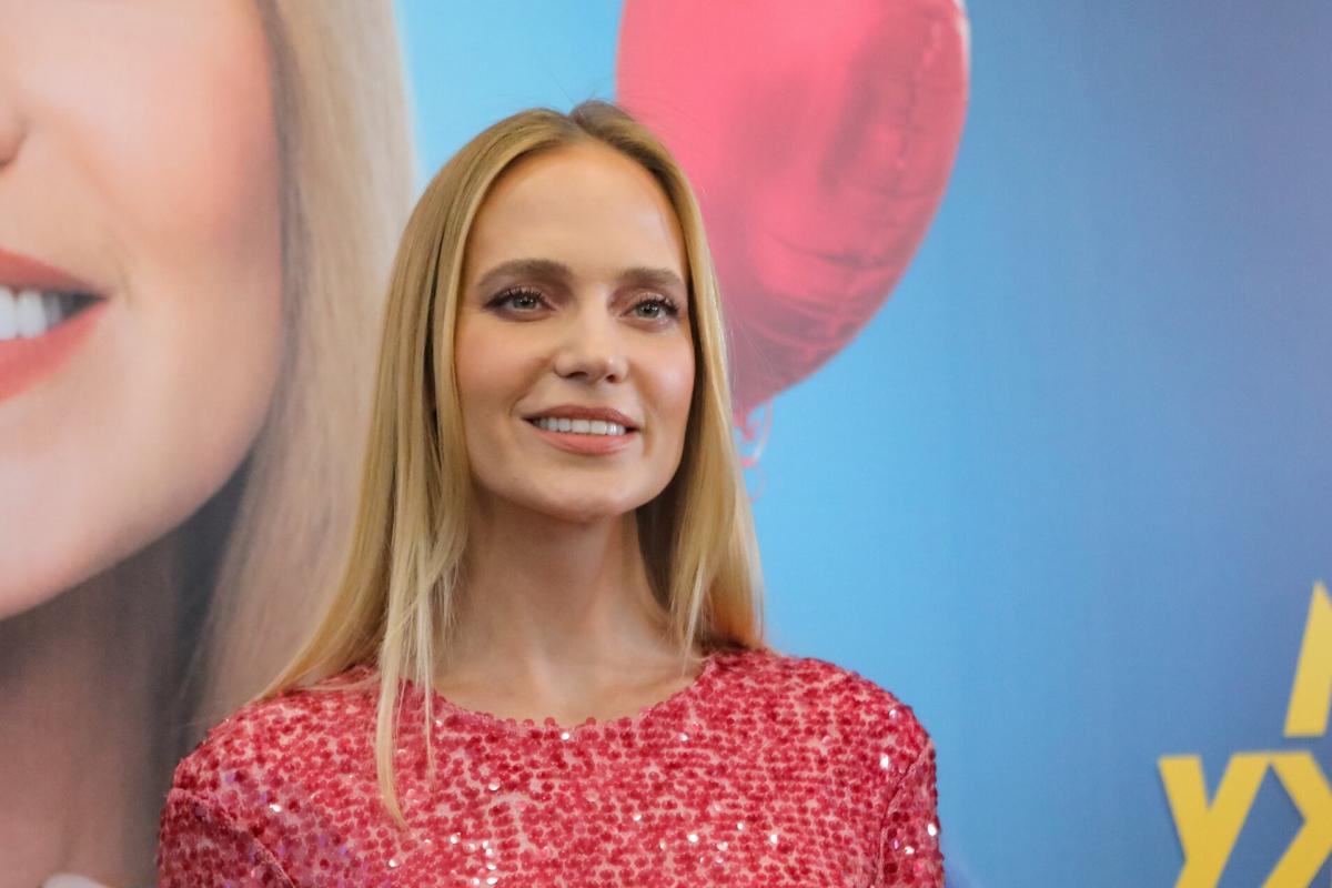 Позориться до конца. Глюкоза без белья снова шокировала публику странными выходками на сцене