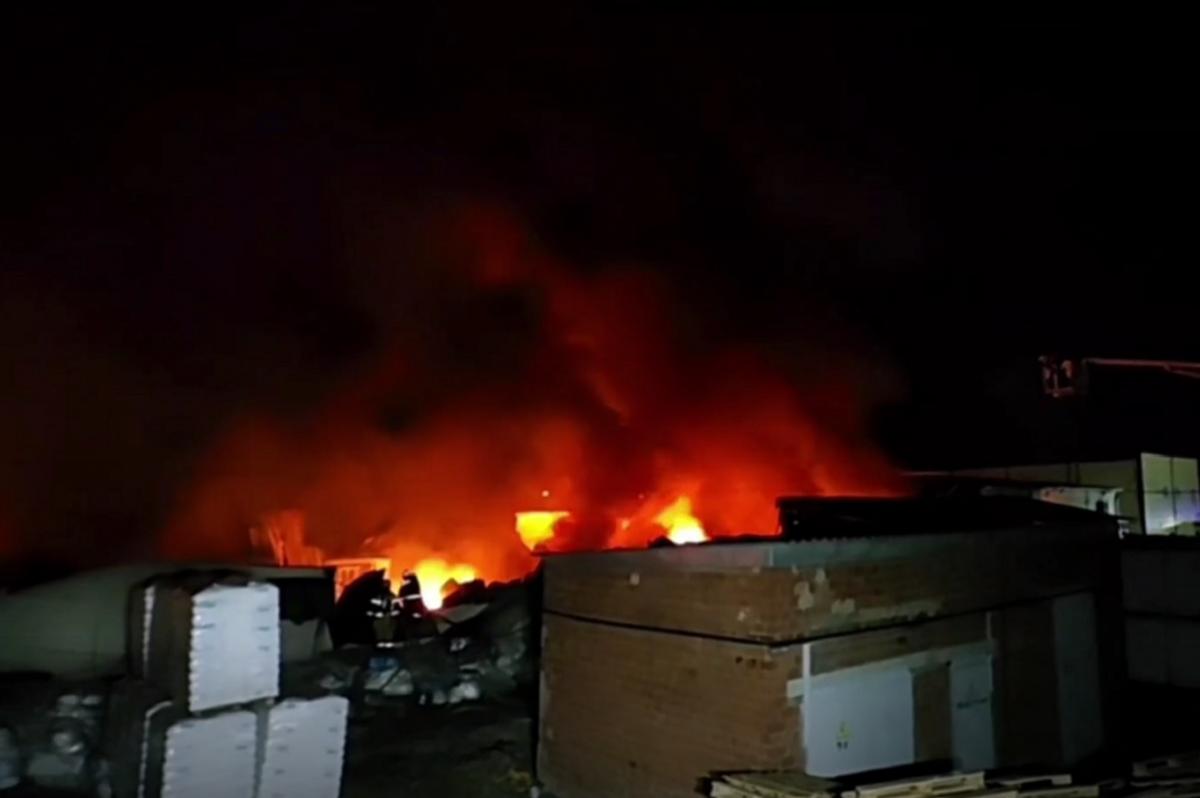 В Удмуртии потушили возгорание в складском здании, идут поиски 1 пострадавшего