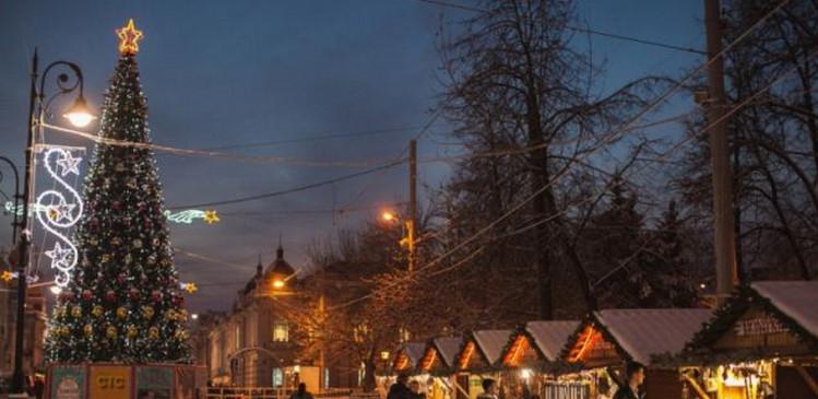 В Нижнем Новгороде на улице Рождественская установили новогоднюю ель