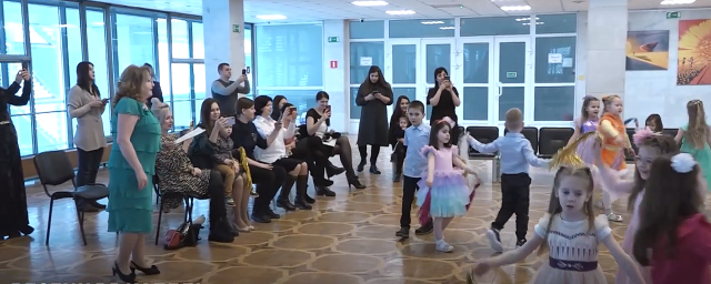 Воспитанники красногорского объединения «Золотой ключик» разыграли представление для мам