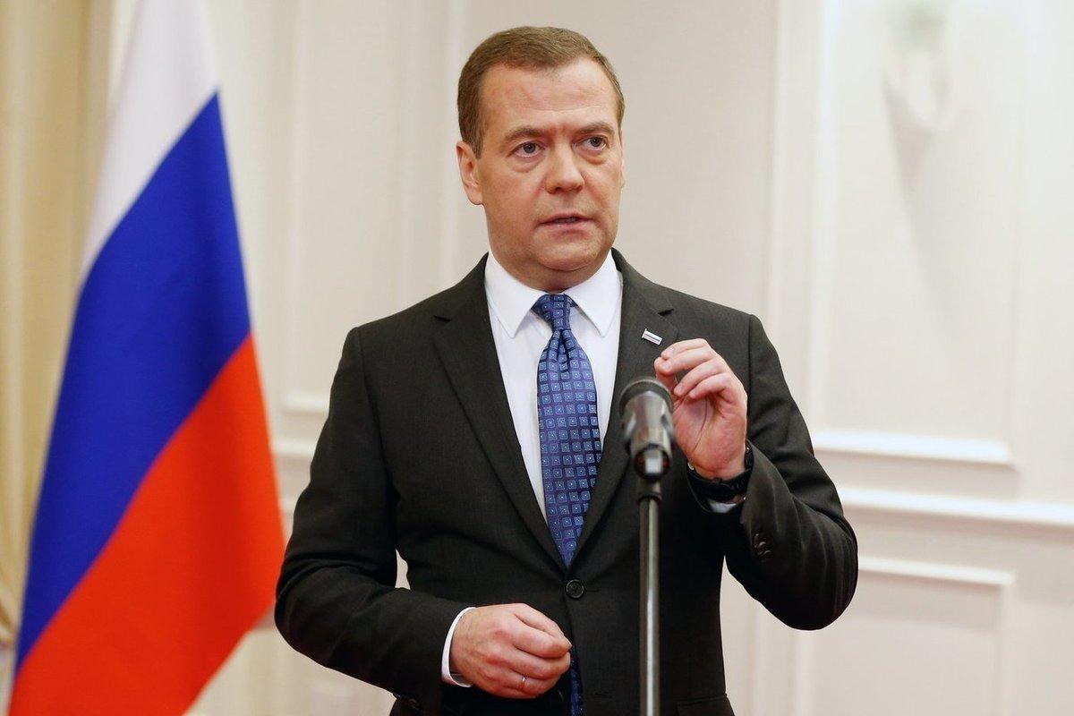 Медведев поздравил женщин с 8 Марта
