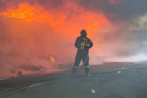 Во Всеволожске пожарные ликвидировали открытое горение на заводе полимерных материалов