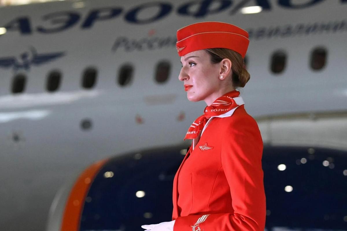 Секс на борту и отказ от еды. Как на самом деле выглядит работа бортпроводницы