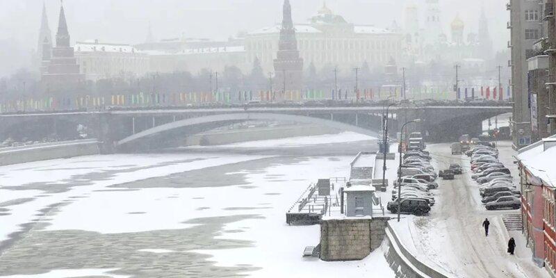 Автомобиль такси попал в ДТП на Бережковской набережной и съехал в Москву-реку