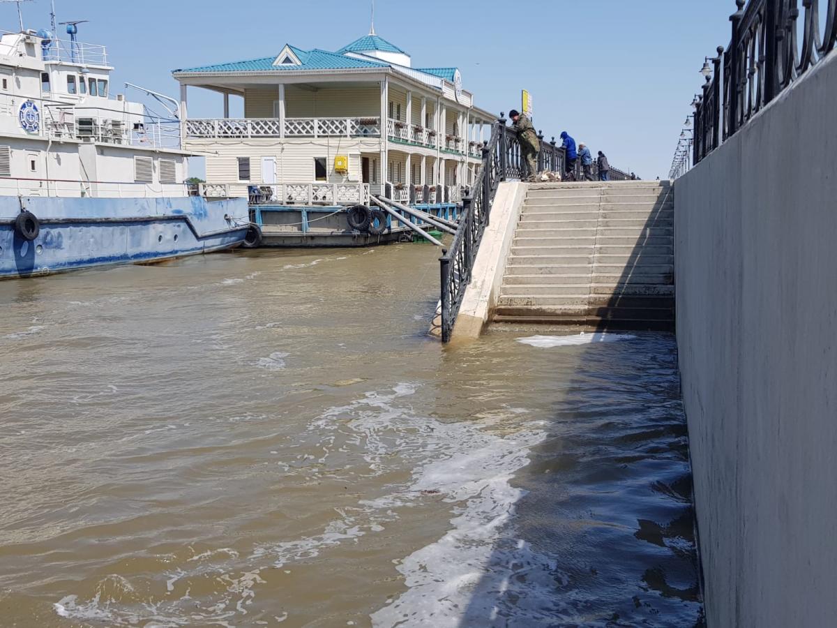 В Астрахани вода затопила городской пляж и лестницы на набережных