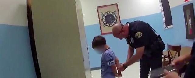 Видео: В США полицейские пытались надеть наручники на восьмилетнего мальчика