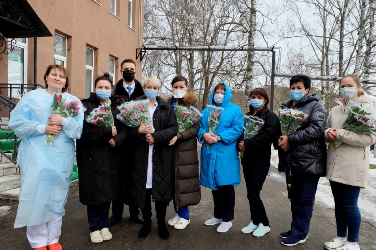 В Красногорске поздравили женщин-медиков из «красной зоны» с наступающим 8 Марта